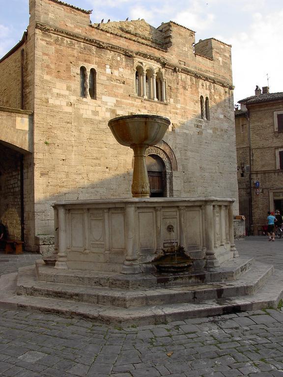 Hotel Palazzo Brunamonti Bevagna Kültér fotó