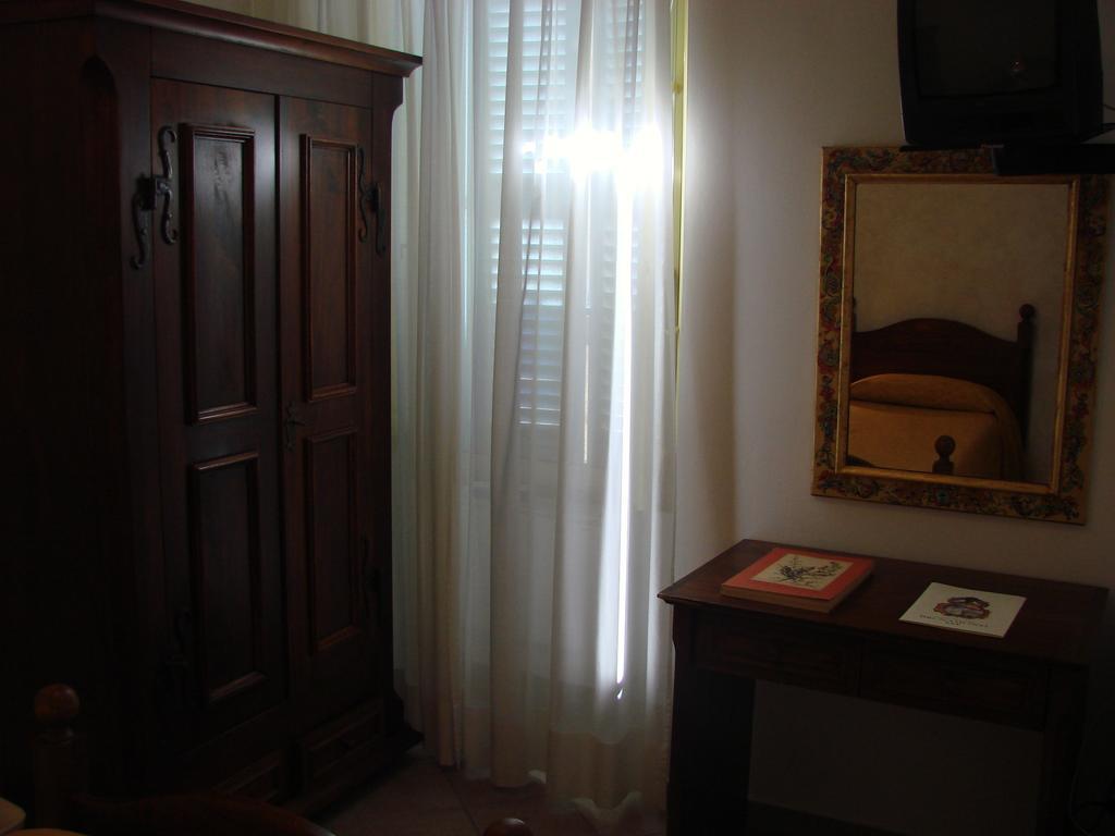 Hotel Palazzo Brunamonti Bevagna Kültér fotó